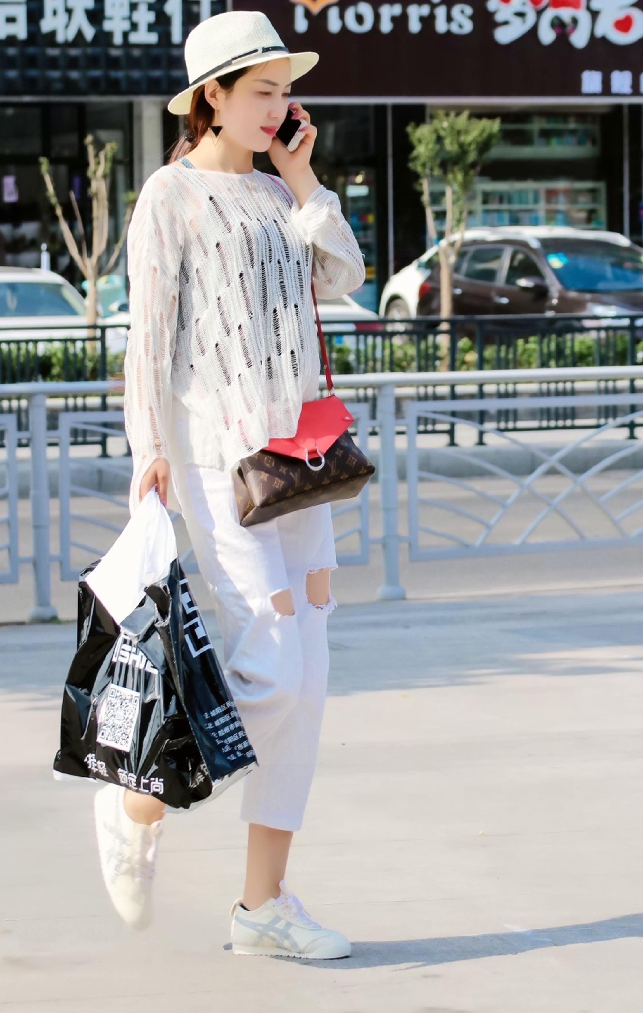 小姐姐上身显瘦又迷人，小蛮腰立显，整体呈现高雅大气有韵味！