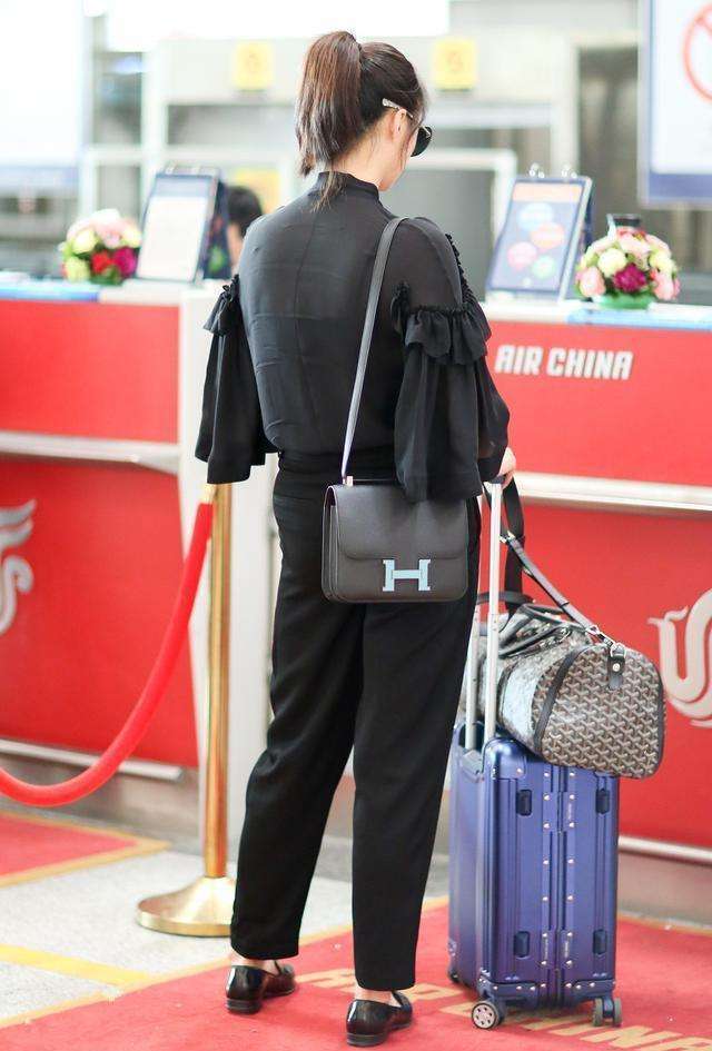 162王子文与171蒋欣, 同穿一身黑现身机场, 一个似超模一个是矮胖