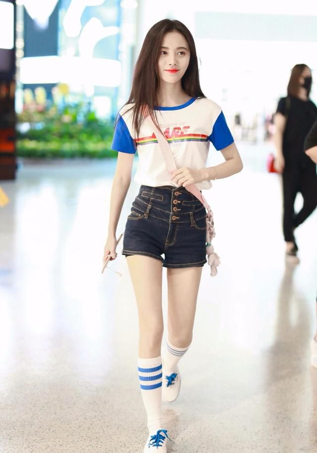 鞠婧祎机场秀大长腿下半身引关注，网友：这袜子捂着不会热吗？