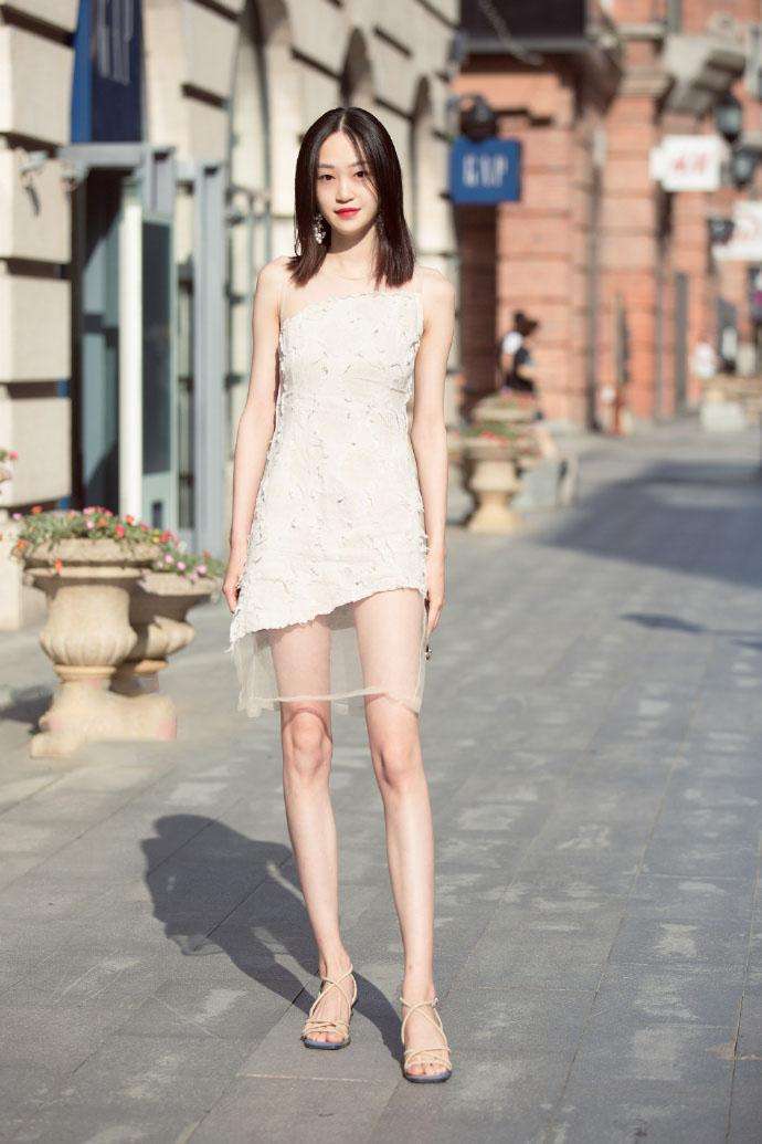 街拍: 尽情秀出自己的大长腿和好身材, 图3的两个小姐姐都很有魅