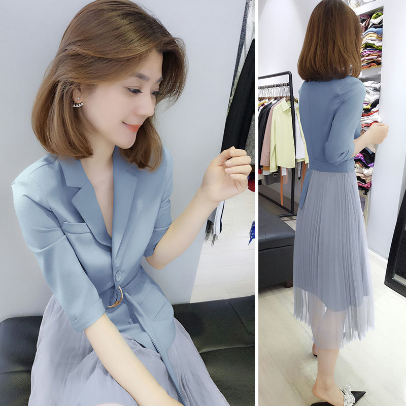 少穿花裙，当下流行“极简色”裙子，40岁女人穿高贵显白嫩，美