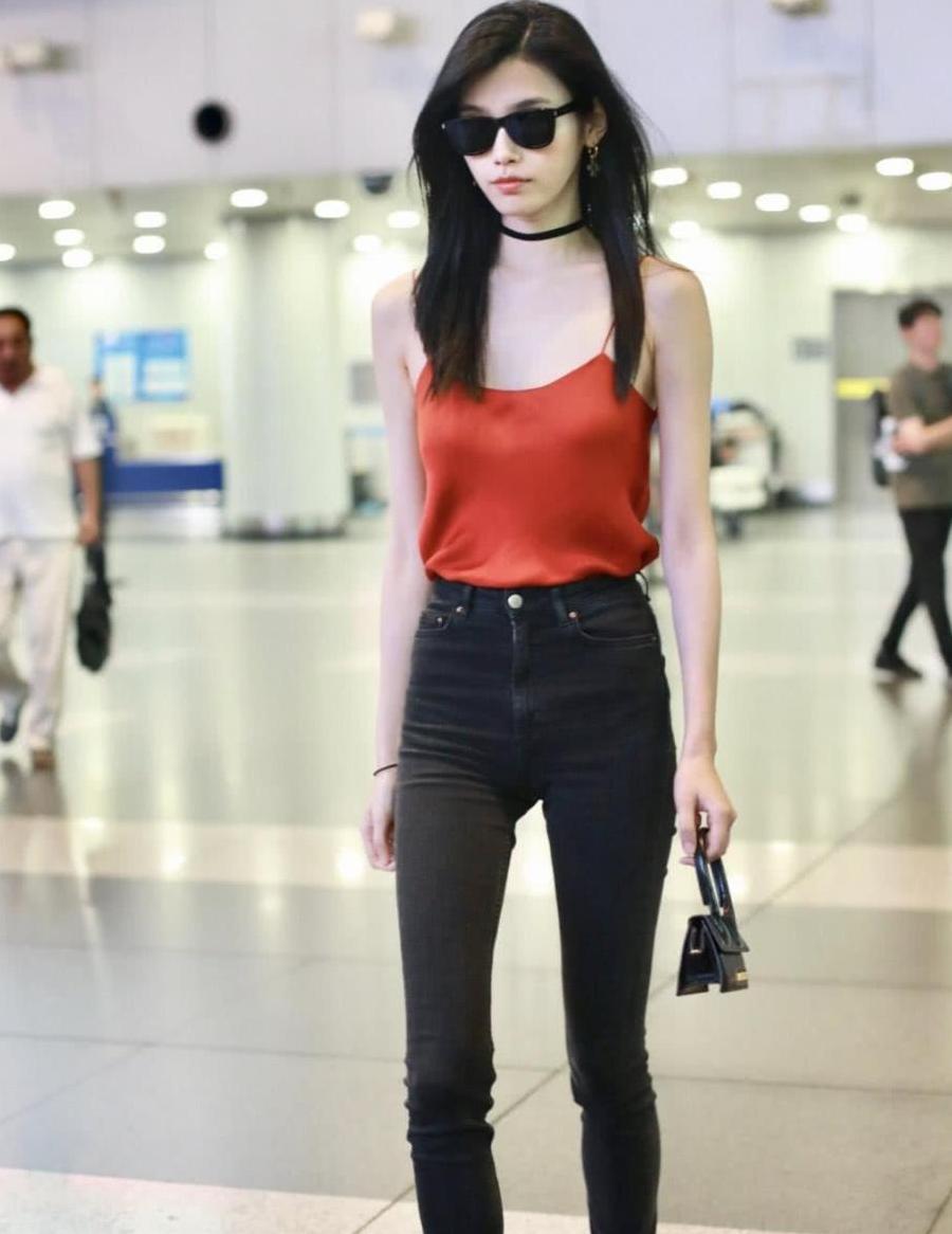 奚梦瑶机场走秀, 尽秀超模本色, 不料身材遭吐槽, 网友“一览平川