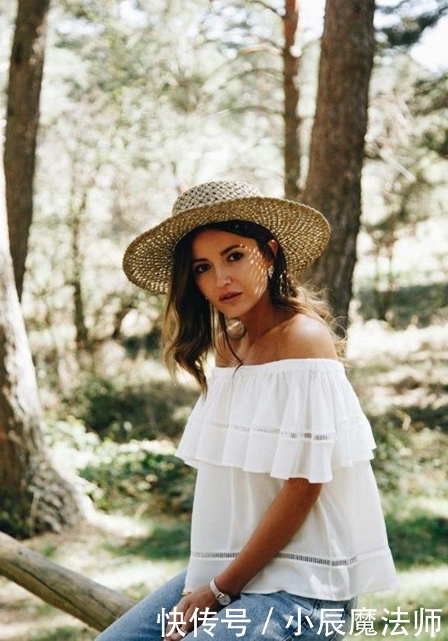 感觉|路人街拍,小姐姐柔美的休闲衫搭配半裙,时尚又动人