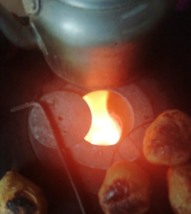 西北人冬天最惬意的享受（烤洋芋.罐罐茶）