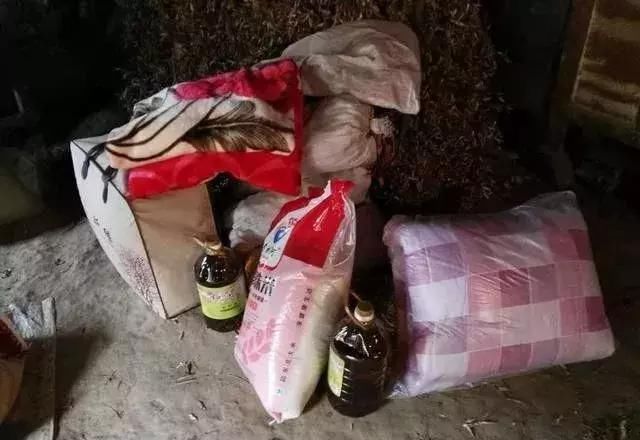 如果一个家庭里有一人残疾，是不是全家都可以享受低保？