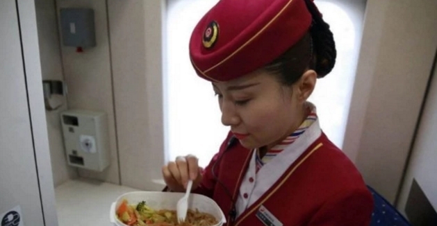 为什么高铁上从没看过乘务员吃饭，她们到底吃什么？万万没想到