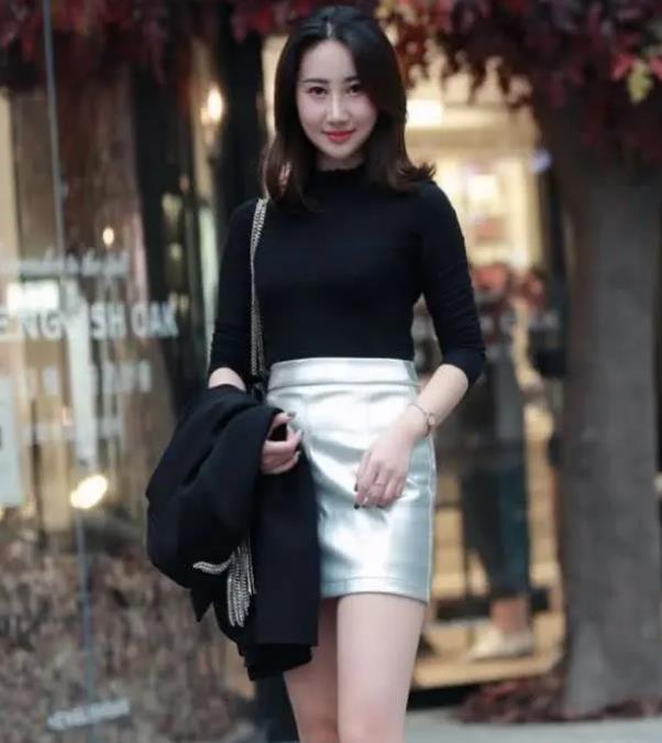  时尚■街拍：明眸善睐的美女，豹纹连衣裙外搭外套，时尚又大气