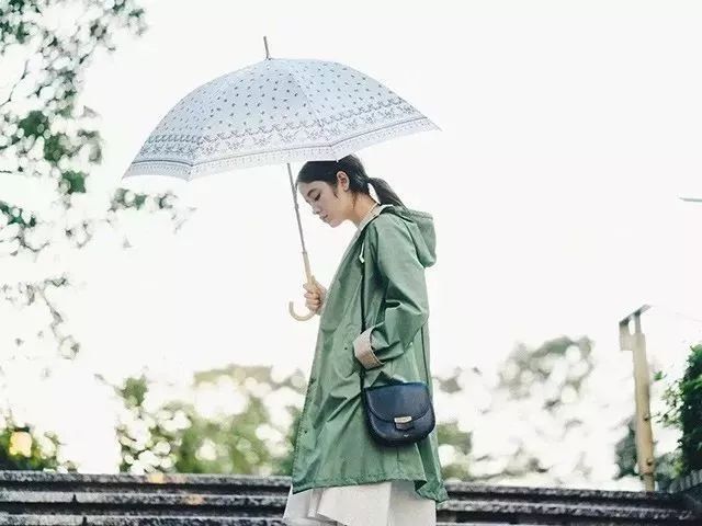 拥有一把可以当配饰的晴雨伞，是种怎样的体验?