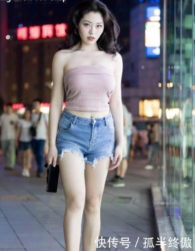 「 显得」长发披肩的妹子显得女人味十足太养眼了，街拍时尚妩媚