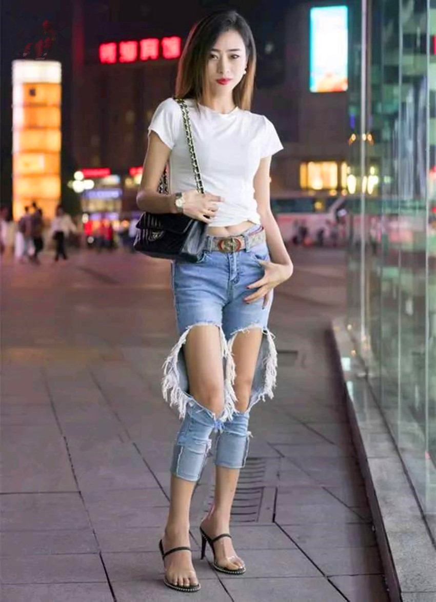 街拍:简单又大气,很好的凸显了美女的魅力,真是太有女人味了!