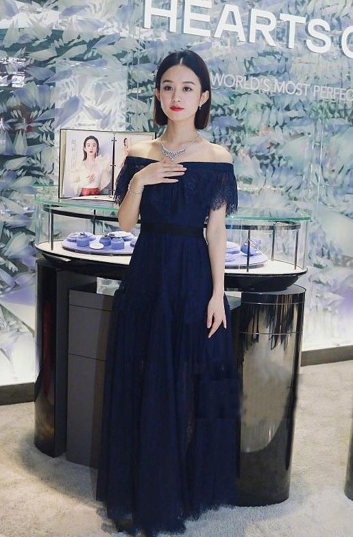 赵丽颖这礼服厉害了，裙子自带纹身效果，要往叛逆的方向走？