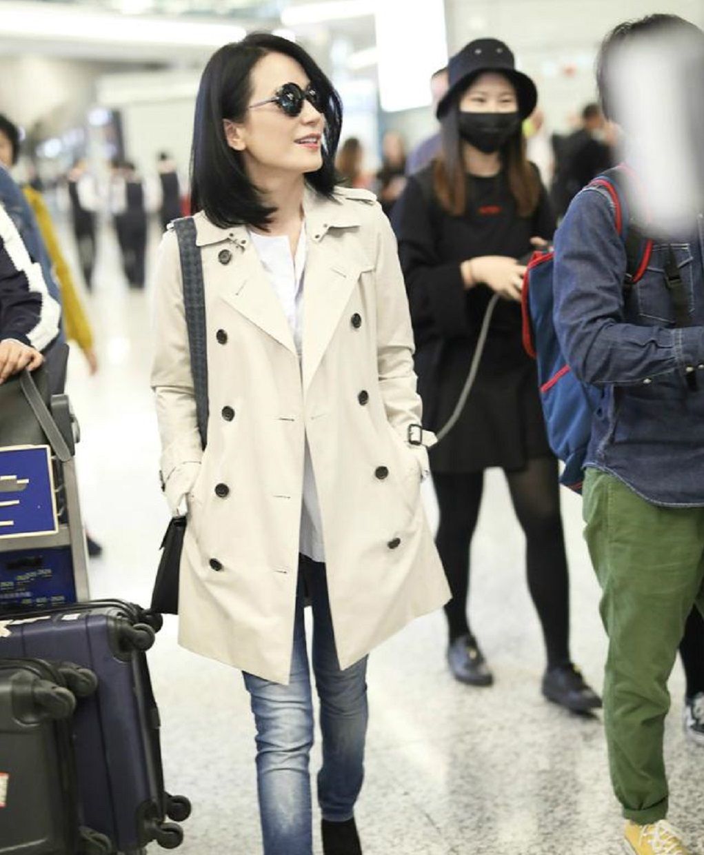  阔腿裤@奔四奔五的女人,少穿大衣打底裤,瞧下面潮人这样穿,时髦又减龄