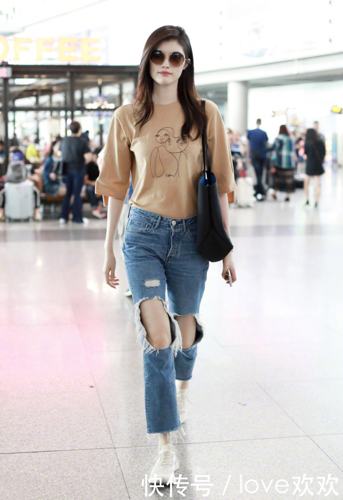 破洞牛仔裤依旧流行！何穗的裤子破洞好大，陈瑶腿真细
