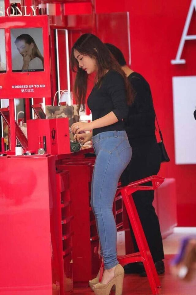 靓丽街拍:圆臀紧身牛仔裤美女，穿衣搭配有味道，大胆露背很有魅