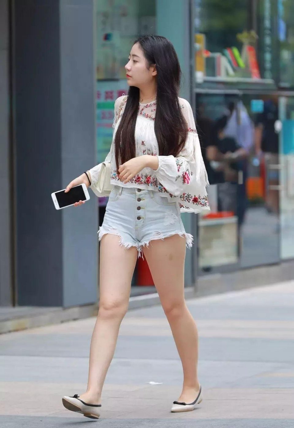 街拍：极品素颜女神，娶回家就赚大了