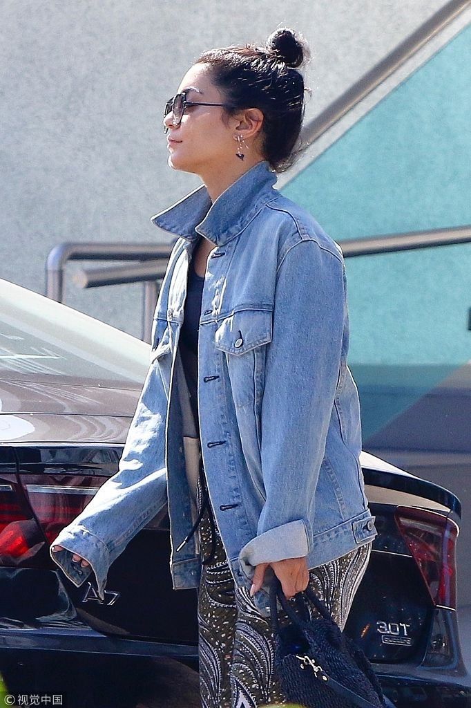 瓦妮莎哈金斯做完普拉提穿抹胸“炫腹”  戴墨镜扎丸子头打扮时髦