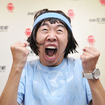 「闺蜜」闺蜜嫁给富二代,婚礼上有个很漂亮的女孩穿着红色礼服到处敬酒