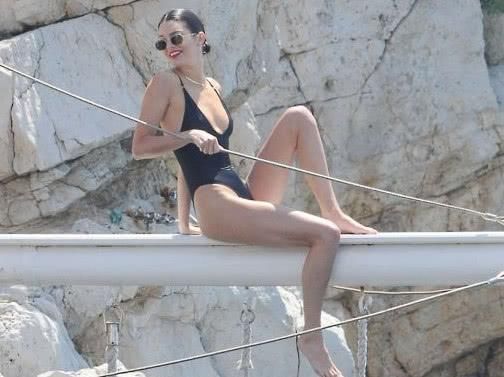 卡戴珊家族的清流?长腿翘腿小蛮腰的她,外出购物都穿瑜伽裤!