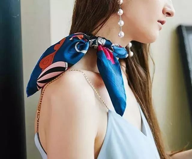 一条丝巾,拯救你无聊的穿搭