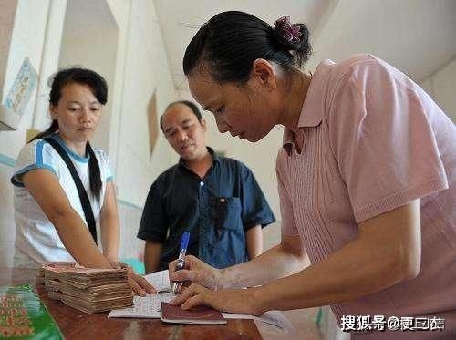  村干部|新农合集中缴费期到来，村干部催收，交还是不交，看完心