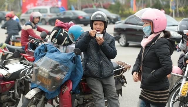  #春运期间#春运怪象：明明有火车，农民工为啥要骑摩托车回家过