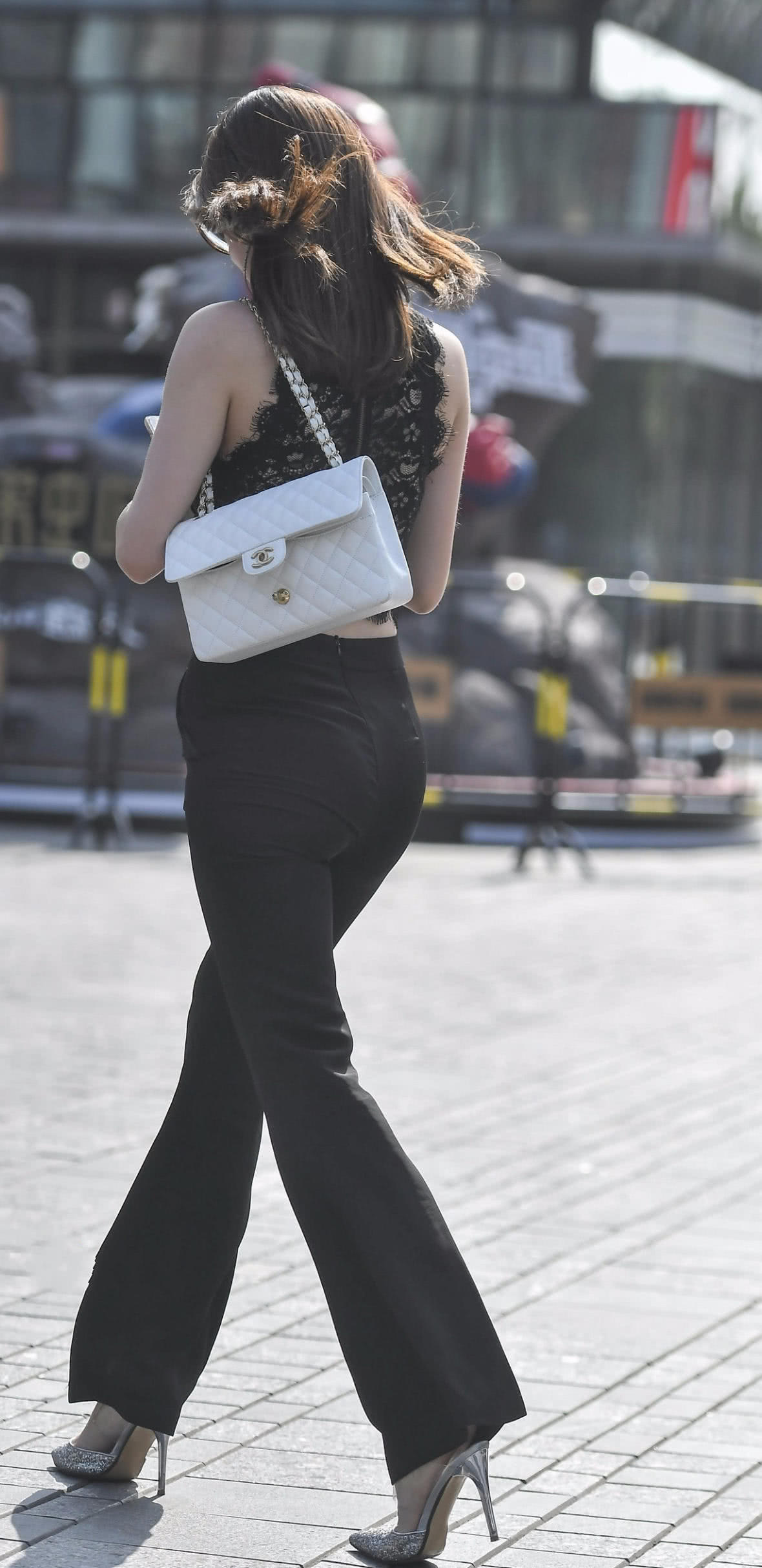 轻熟小姐姐紧身裤尽显身材，蕾丝镂空背心让人充满遐想，值得一看