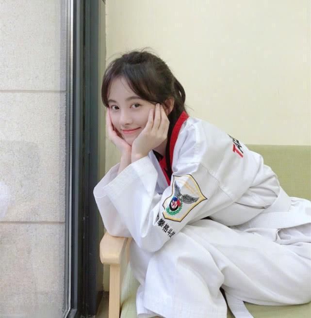 鞠婧祎晒照，模样特别清纯，这也是她一贯的风格!