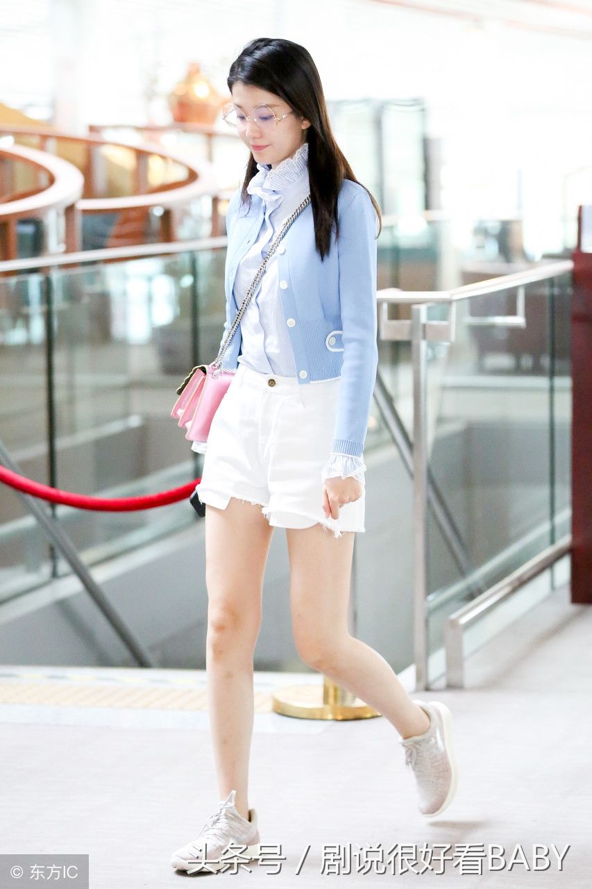 乔欣短裤造型尽显时尚清纯风，大长腿抢镜，网友:眼镜看着别扭