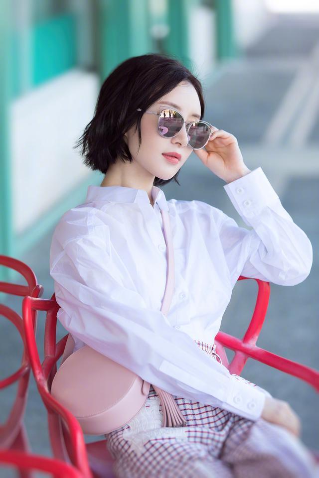 32岁的杨幂和31岁的赵丽颖撞发型，网友：舒畅的短发更加时尚