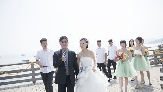 【专业户】他是“坏人专业户”,曾是服务员出身,今与30岁娇妻让人羡慕!