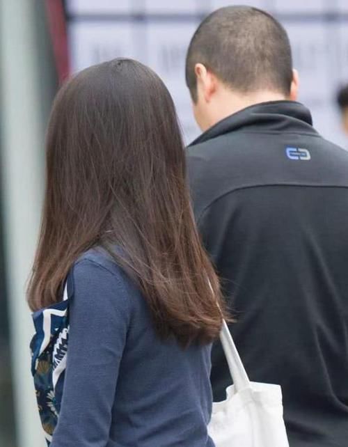 『蓝色』街拍：兰质蕙心的美女，一件雪纺上衣配蓝色牛仔裤，时尚青春气质