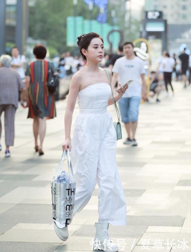  玉肤■街拍：白色抹胸套装小姐姐，冰肌玉肤，娇俏靓丽