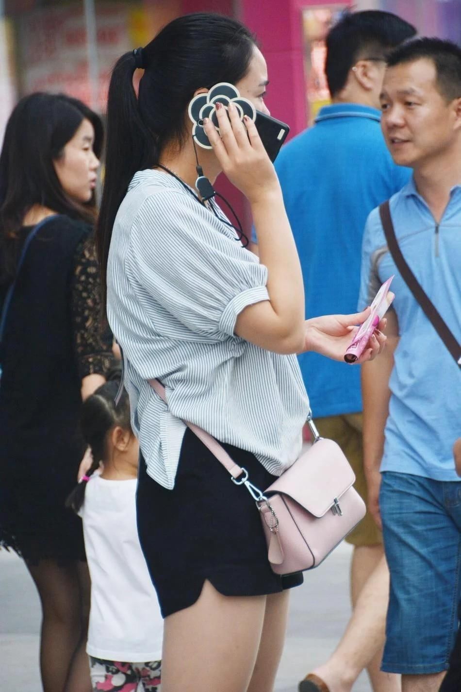 街拍肉丝美腿热裤条纹衫美女