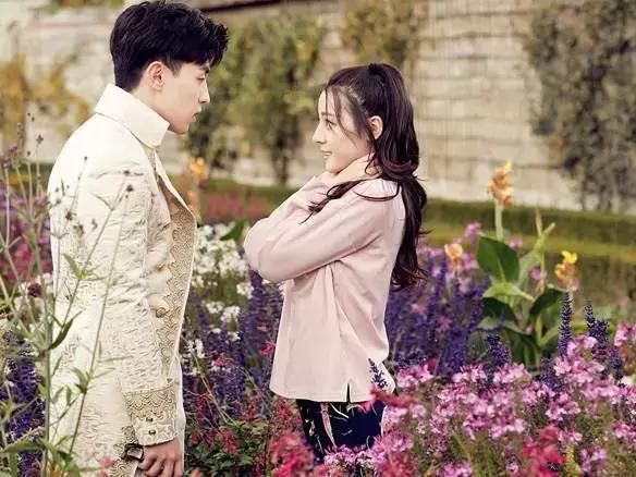 邓伦和迪丽热巴的合照来了，要是我恋爱了，也想像他们这样穿！