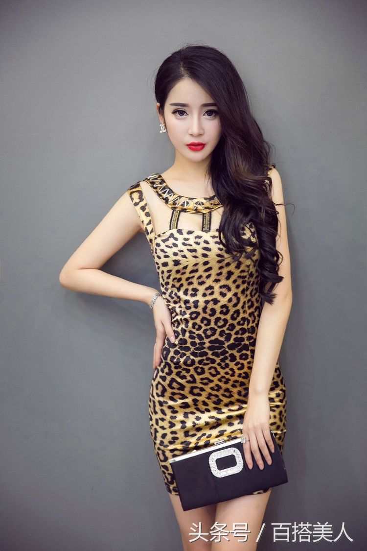 豹纹超短美腿长卷发美女