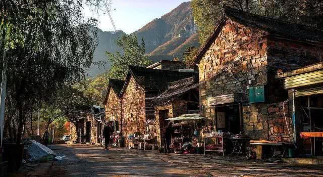 又一个郭亮村走红?藏于“井底”的千年村庄,外出要爬2000级台阶