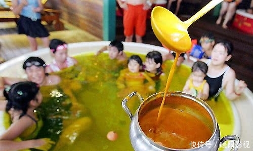 世界上最奇葩的小镇，禁止穿衣服却不准单身男游客进入