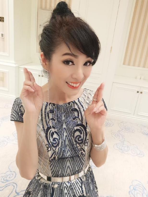 米雪真过分！只穿一件镂空针织衫现身，网友：她真的63岁了吗？