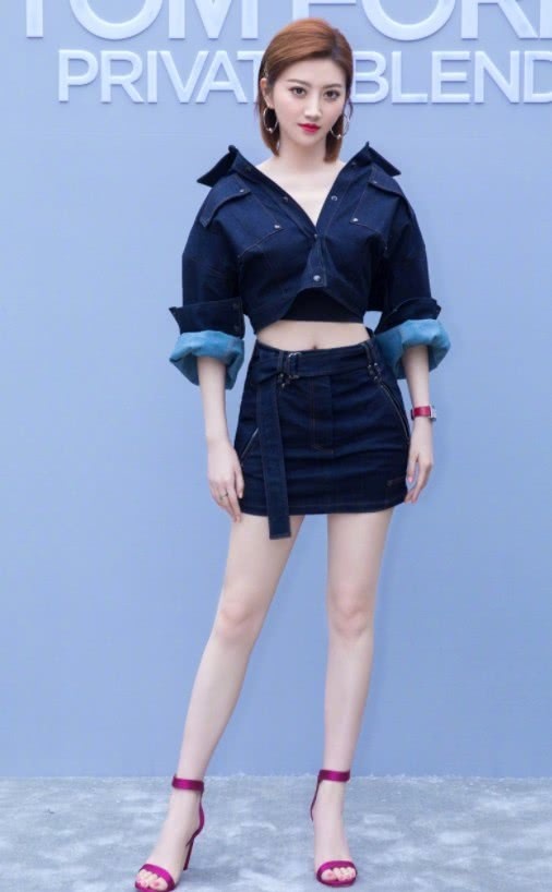 景甜穿亮片连衣裙大秀魅力!跟打了马赛克似的,有虚幻的既视感