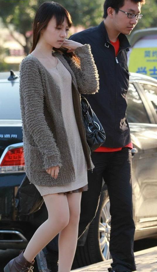 街拍：穿着性感身材丰腴的小姐姐，非常的好看时尚！