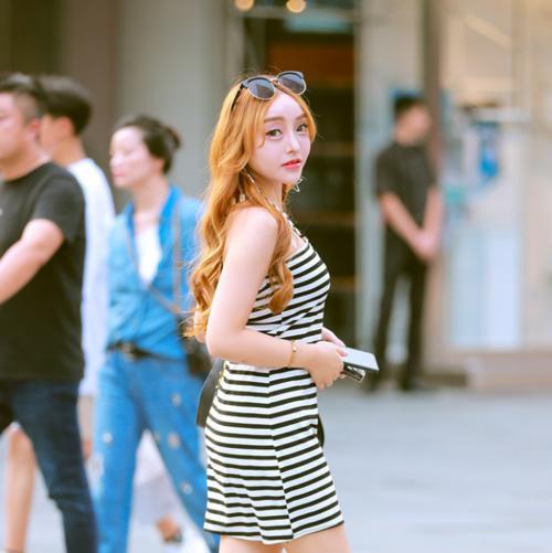 时尚又柔美的打底裤小姐姐展露独特魅力，勾勒出迷人有致的曲线！