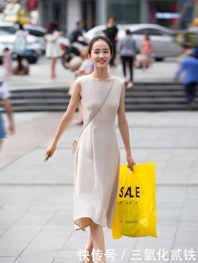  风景|街拍：小姐姐搭配一双气质的尖头高跟鞋，走在路上也是一道美丽的风景