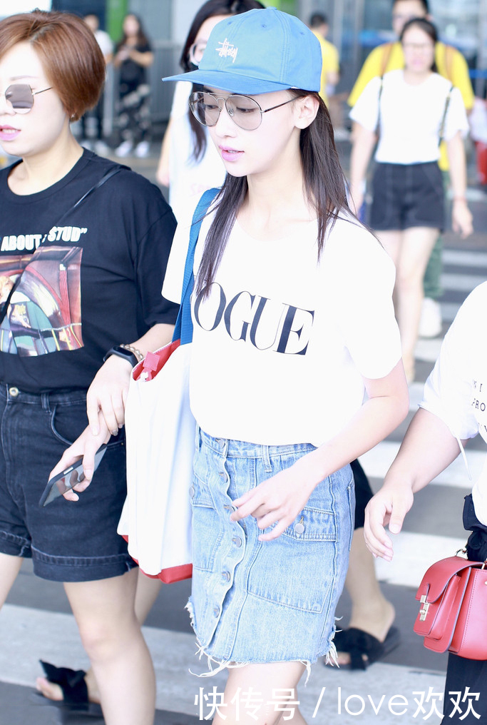 鞠婧祎短裙系五扣算什么！吴谨言直接系六扣，网友：人瘦就是任性