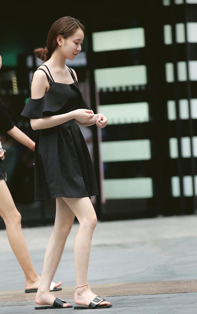 路人街拍，风和日丽的街头，好看的女人与风景融为一体