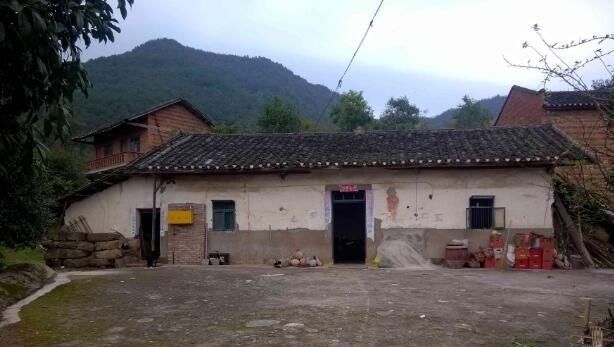 农民进城后就该交出房和地？那城里人迁居怎么不交出房子？