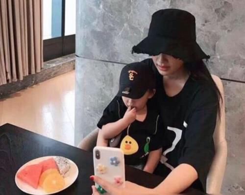  【孩子】26岁的孙怡照顾孩子还忙工作，素颜出镜面容憔悴，妆前妆后差别大