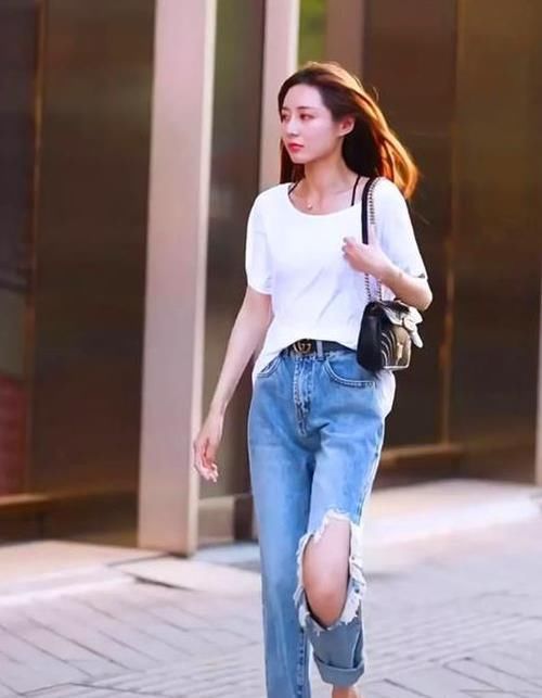  『短袖』养眼女神街拍：光艳逼人的美女，一件白色短袖配牛仔裤，时尚运动活力气息