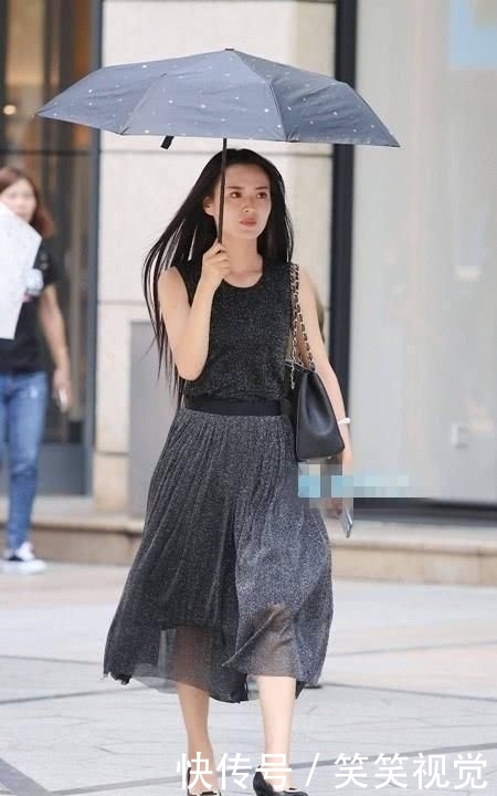  #打电话#街拍打电话的美女小姐姐，你们喜欢煲电话粥吗