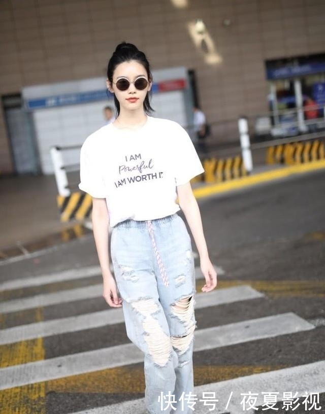  时髦精女孩■白T只做内搭太可惜，学达人三个''时髦心机''，脱下外套也超美！