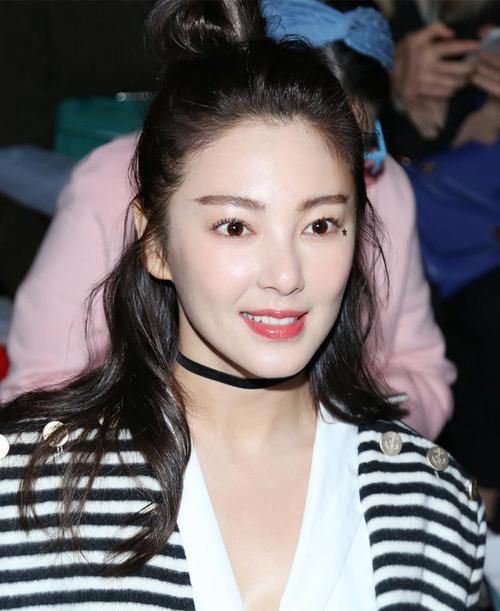  #半丸子头#三十几岁的女人别急着染发，试试这3种黑发造型，有气质还不伤发